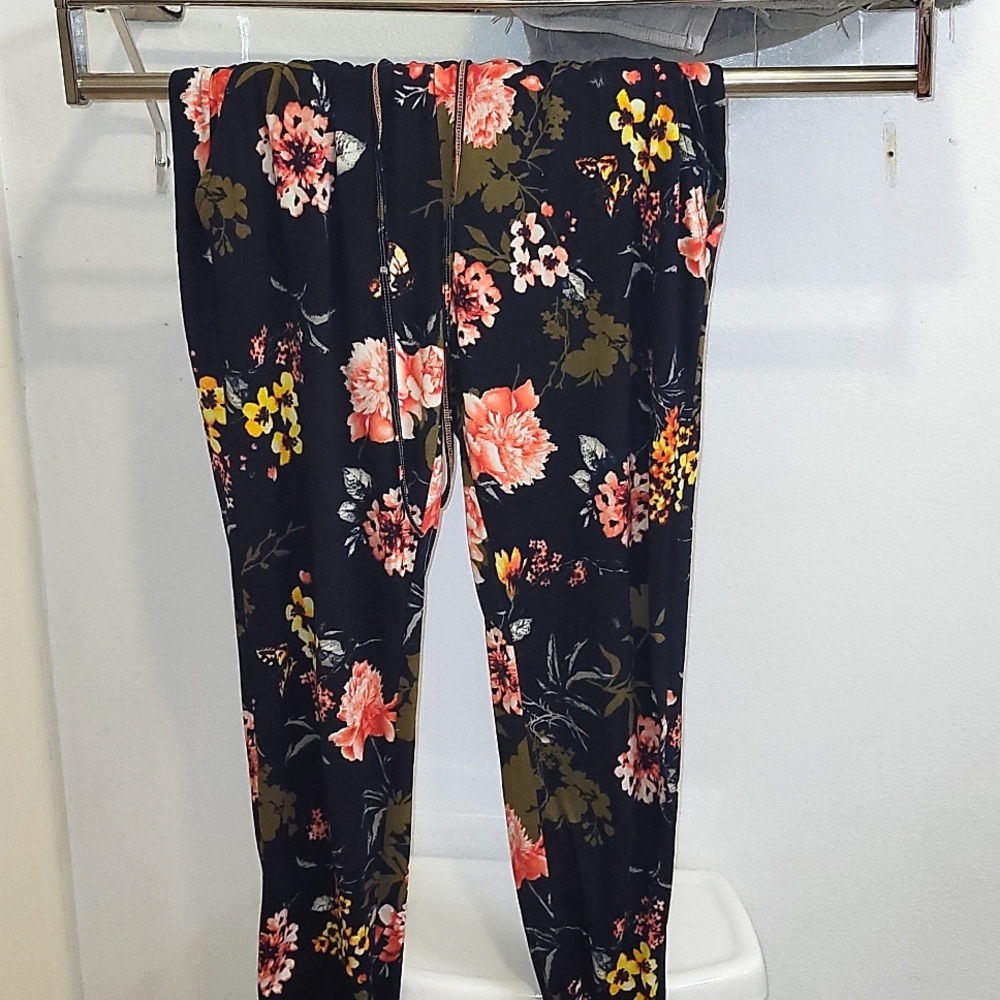 Size: M Eye Candy Floral Joggers